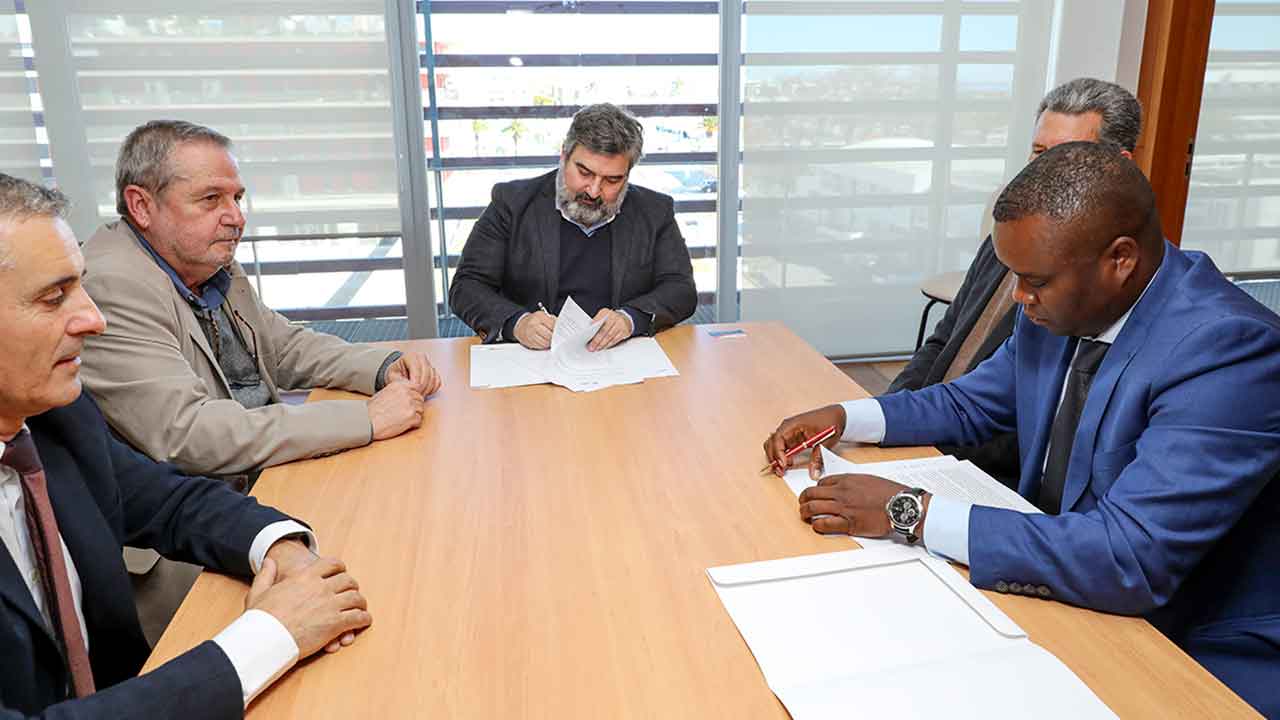 Lagos acaba de receber a visita de Herménio Celso Fernandes, que assinou um protocolo de colaboração com Hugo Pereira, autarca do município.