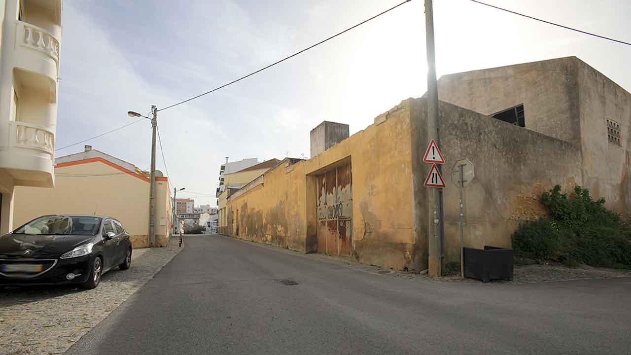 Câmara de Lagos renova intenção de comprar imóveis em localizações estratégicas para habitação e para a ampliação de instalações municipais.