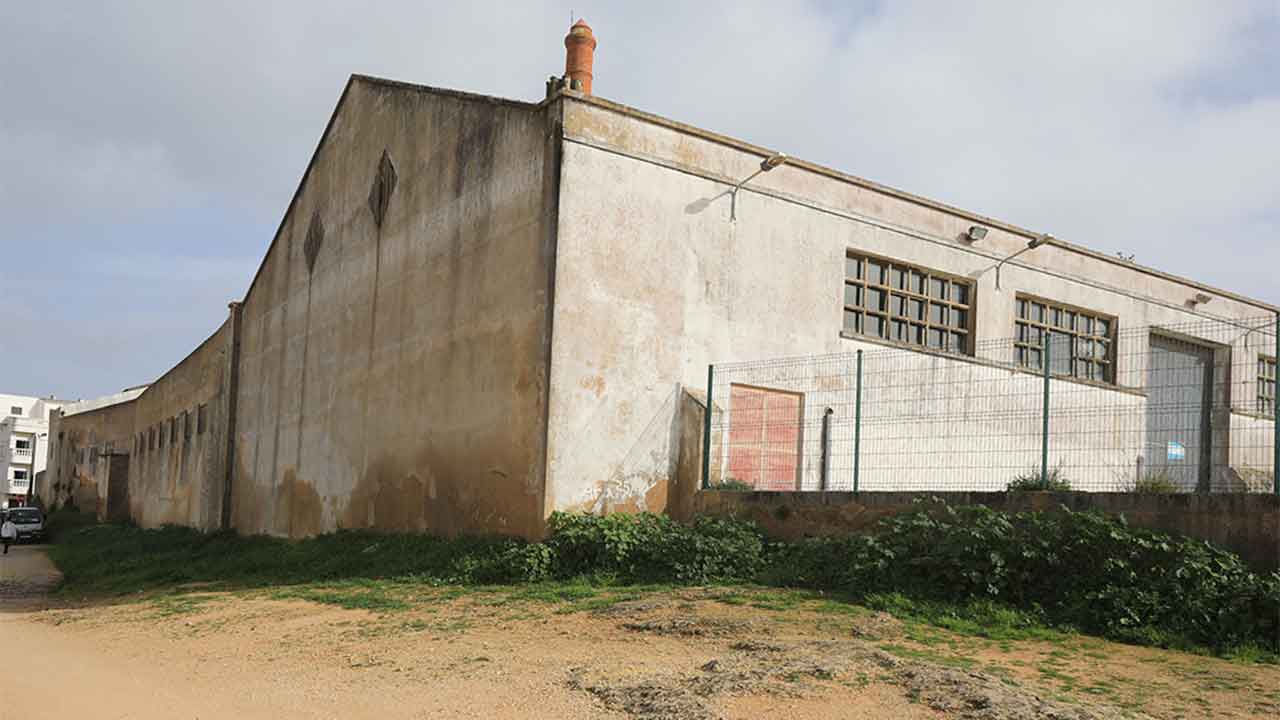 Câmara de Lagos renova intenção de comprar imóveis em localizações estratégicas para habitação e para a ampliação de instalações municipais.