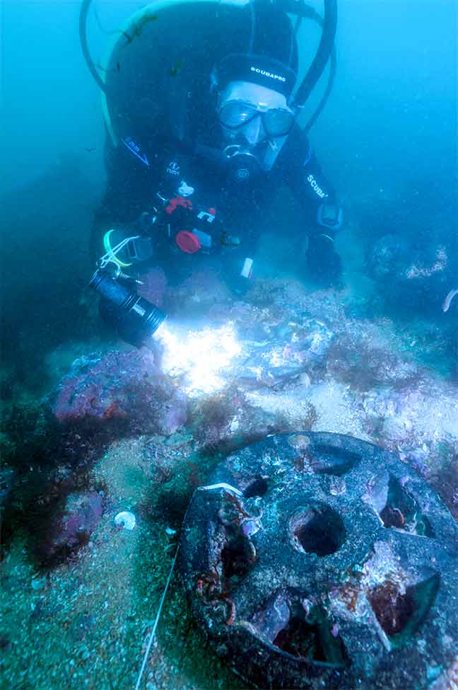 Uma campanha arqueológica em Lagos recuperou duas roldanas de bronze com cerca de 300 anos. Há mais tesouros submersoso.