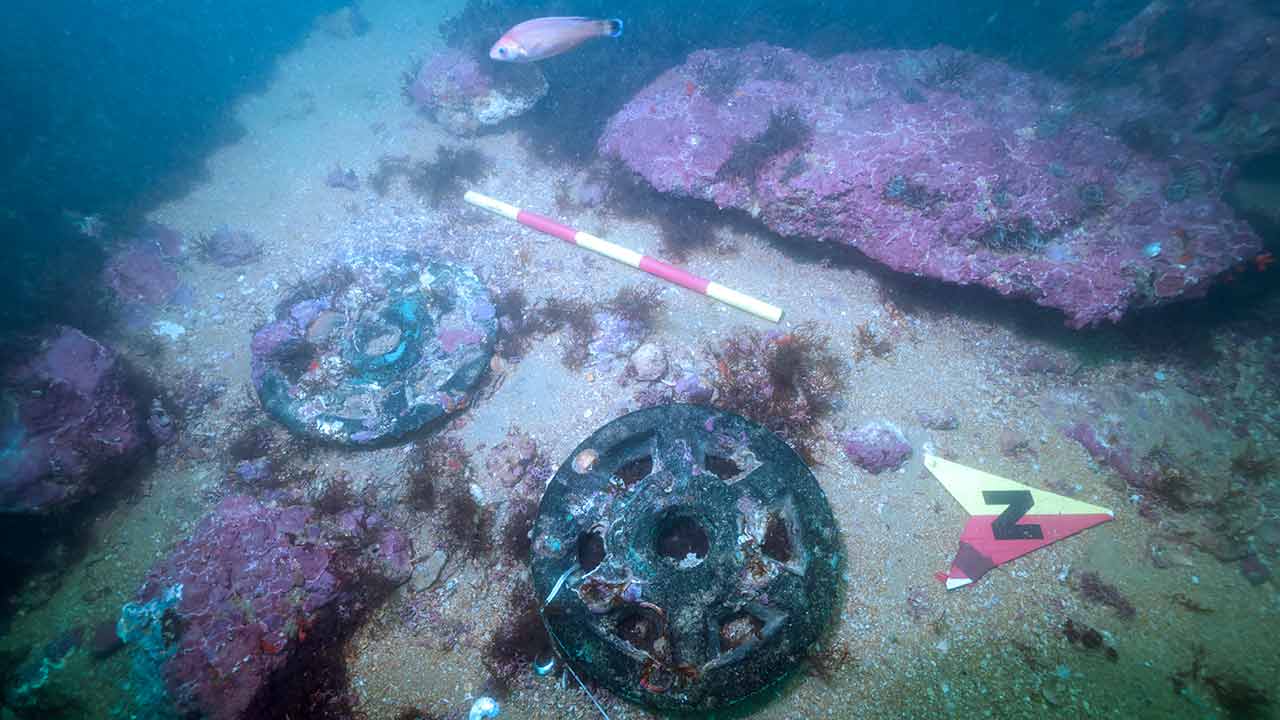 Uma campanha arqueológica em Lagos recuperou duas roldanas de bronze com cerca de 300 anos. Há mais tesouros submersoso.