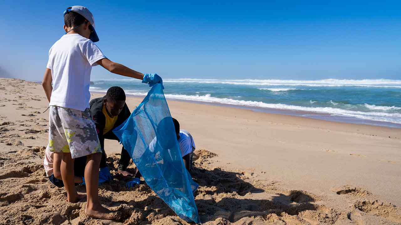 Um total de 37 toneladas de lixo das praias foi recolhido por mais de 10 mil voluntários em setembro, em iniciativas da Fundação Oceano Azul.