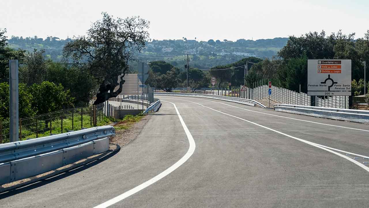 Loulé abriu novo troço entre a Rotunda das Pereiras e Escanxinas. Nova via vai descongestionar trânsito no litoral do concelho.