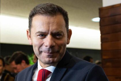 Luís Montenegro diz que próximo governo não pode ficar refém de extremismos. Líder do PSD esteve ontem em Loulé, Olhão e Albufeira.