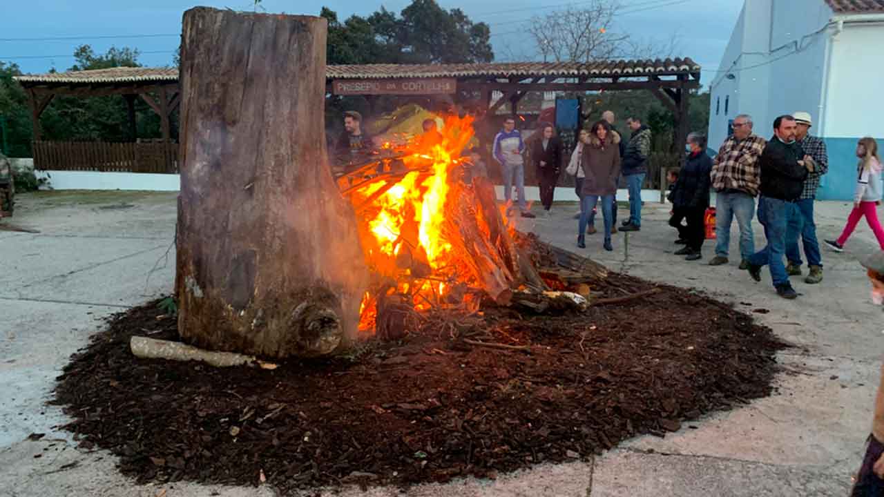 O Madeiro de Natal da Cortelha volta a acender-se no Largo da Associação, ficando patente até ao Dia de Reis, ao lado do Presépio de Cortiça.