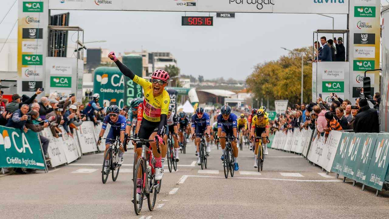 Magnus Cort (EF Education-Easy Post) ganhou hoje a terceira etapa da Volta ao Algarve, uma ligação de 203,1 quilómetros, entre Faro e Tavira.