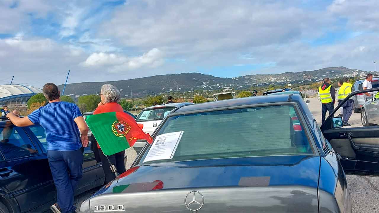 Dezenas de pessoas manifestaram-se em Faro contra o aumento do Imposto Único de Circulação (IUC) para veículos anteriores a 2007.
