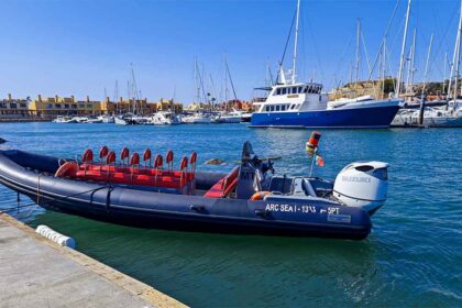O comandante de uma embarcação marítimo-turística morreu hoje quando tentava atracar o barco, com 16 pessoas a bordo, na Marina de Portimão.