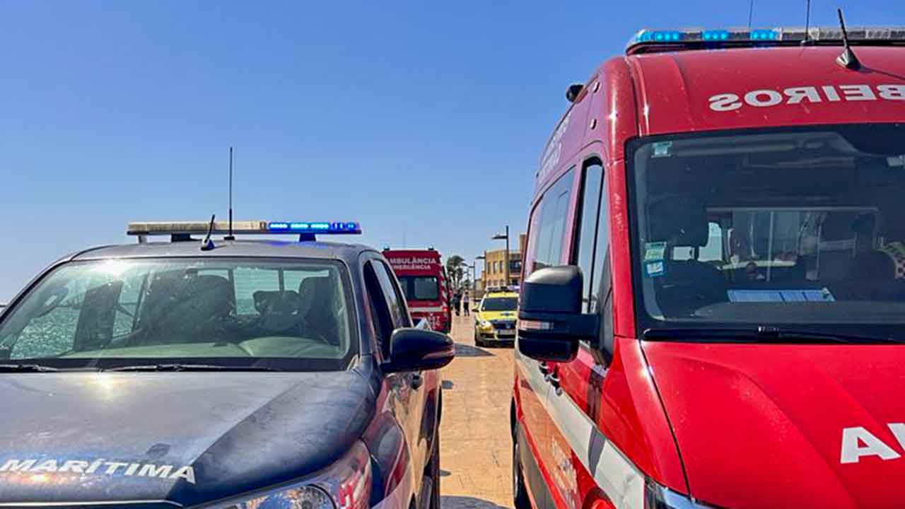 O comandante de uma embarcação marítimo-turística morreu hoje quando tentava atracar o barco, com 16 pessoas a bordo, na Marina de Portimão.