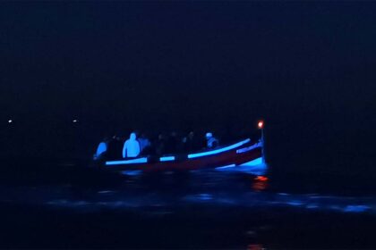 Comando-local da Polícia Marítima de Faro e a Estação Salva-vidas de Quarteira intercetaram hoje, cerca das 04h50 da madrugada, 22 homens a bordo de uma embarcação junto a Vale do Lobo, que alegaram ser de nacionalidade marroquina.