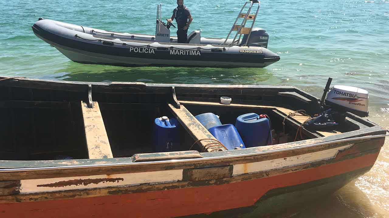 Comando-local da Polícia Marítima de Faro e a Guarda Nacional Republicana intercetaram hoje 28 migrantes marroquinos que chegaram à ilha Deserta, em Faro, a bordo de uma embarcação sobrelotada.
