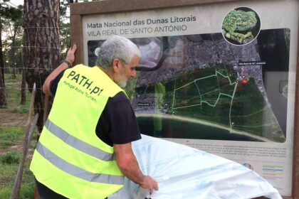 Depois de meses de trabalhos preparatórios, a Mata Nacional das Dunas Litorais de Vila Real de Santo António (VRSA) foi finalmente enriquecida, em dezembro, com a colocação de sinalética nova.