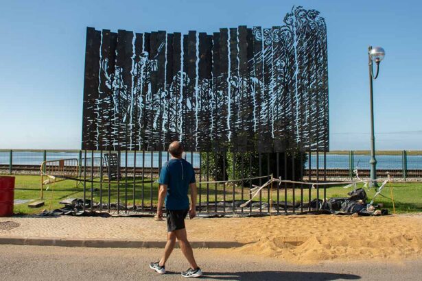 Já está colocado o memorial que evoca o salvamento de aviadores norte-americanos por pescadores de Faro em plena Segunda Guerra Mundial. Ainda não há, contudo, data para a inauguração. 