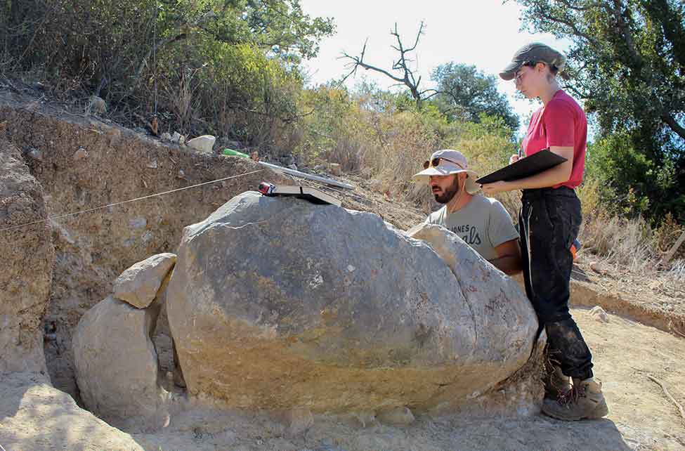 Menir descoberto no Monte do Trigo é de especial importância para o Sotavento, mas com interesse à escala regional.