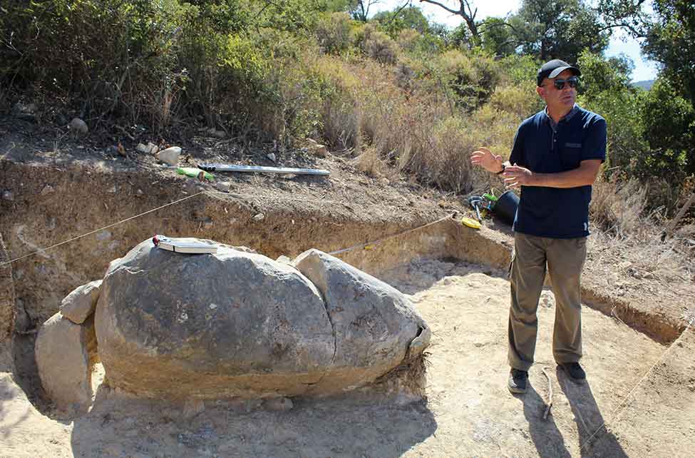 Menir descoberto no Monte do Trigo é de especial importância para o Sotavento, mas com interesse à escala regional.