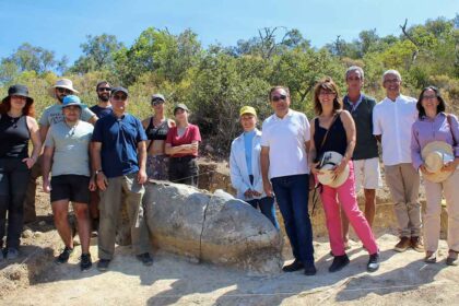 Menir descoberto no Monte do Trigo é de especial importância para o Sotavento, mas com interesse à escala regional.