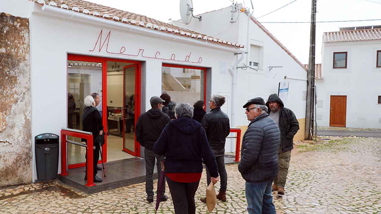 O Mercado de Barão de São João está agora renovado, depois de uma empreitada municipal no valor de 130 mil euros, cofinanciada pelo FEDER.