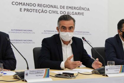 Durante a conferência de imprensa regional, esta manhã, em Loulé, foi ainda abordada a possibilidade de existirem medidas de restrição diferentes para cada distrito para travar a crescente pandemia de COVID-19. Uma decisão que Ana Cristina Guerreiro admitiu estar a ser ponderada pela Direção-Geral de Saúde (DGS).