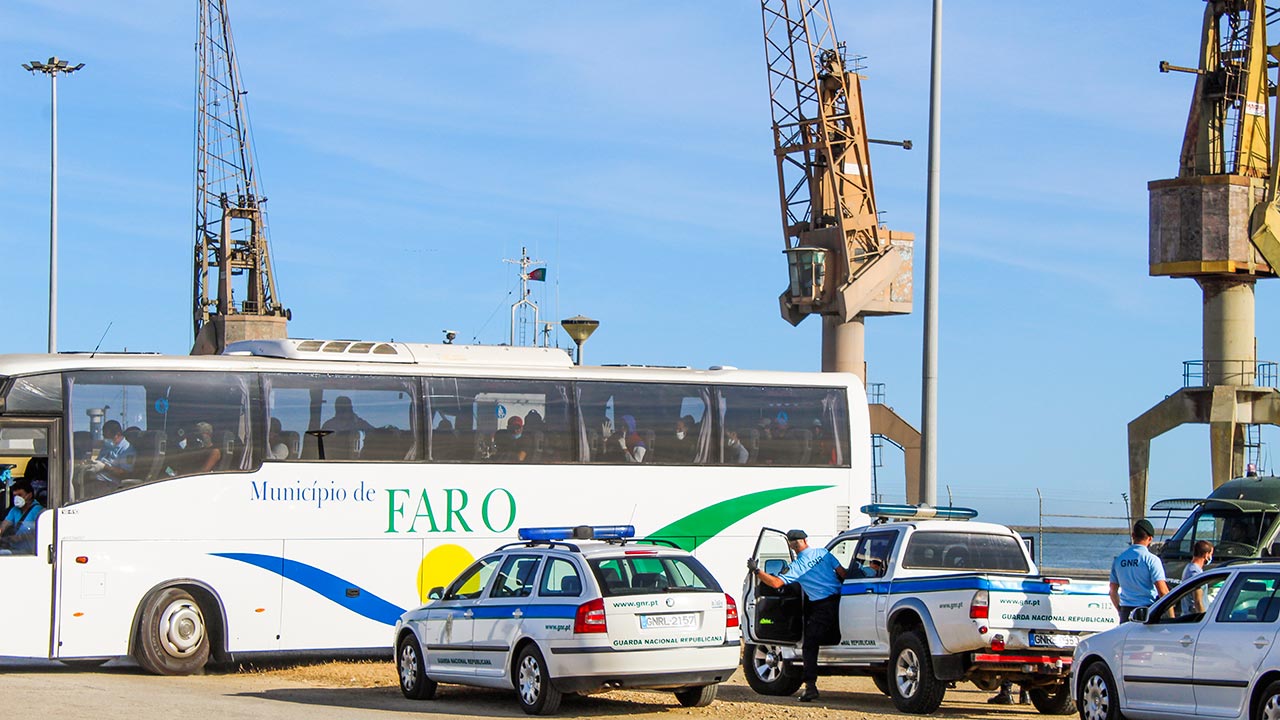 Grupo de 28 migrantes ilegais, que desembarcou na Ilha da Deserta, concelho de Faro, ao início da tarde de hoje, mostrou um «padrão diferente» em comparação aos anteriores que deram à costa algarvia, oriundos do Norte de África. Autoridades não confirmam nem desmentem que se trata de uma rota organizada.