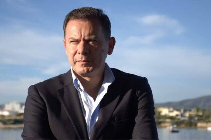 Luís Montenegro faz hoje uma comunicação ao país para anunciar as suas «decisões pessoais e políticas» após ter sido revelado que a empresa detida pela sua mulher e filhos recebe uma avença mensal de 4.500 euros do grupo Solverde.