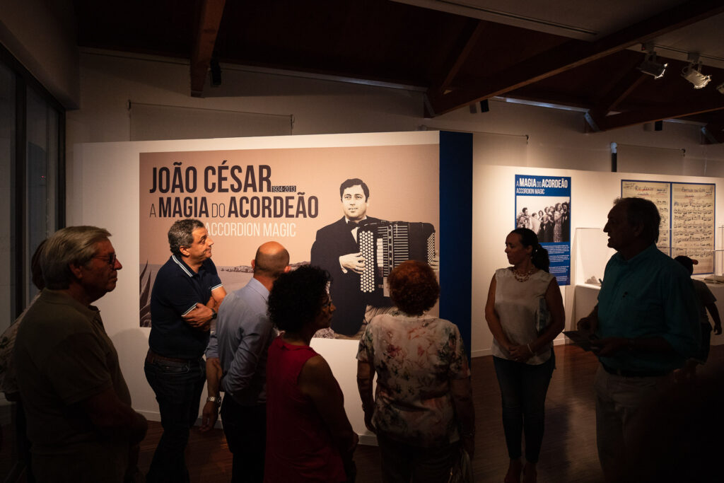 Inauguração da exposição «João César, a Magia do Acordeão», com a presença da viúva e do filho.