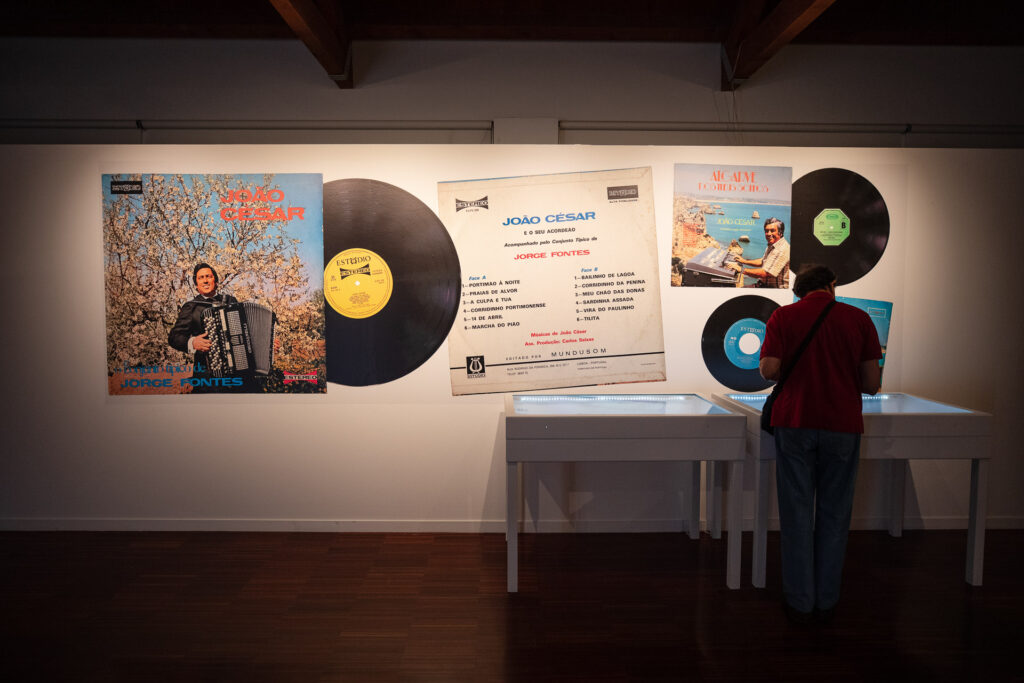 Na exposição é possível encontrar uma pequena mostra de vinis e cassetes de João César.