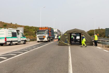 Portugal e Espanha voltaram a fechar as fronteiras entre os dois países para circulação de passageiros. A meio da tarde de ontem, 19 de março, o movimento na fronteira do Guadiana era muito reduzido e fazia-se sem problemas de maior.
