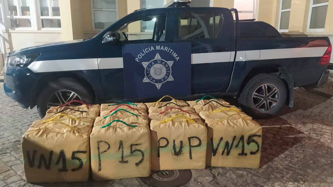 Ação de combate ao narcotráfico apreende mais de meia tonelada de droga a sul da costa do Algarve, na madrugada de hoje, 2 de junho.