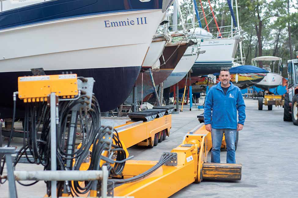 Estaleiro na Ponta da Areia, junto à foz do Guadiana, em Vila Real de Santo António (VRSA), tem agora capacidade para reparar barcos até 47 toneladas, além de alojamento, loja náutica, estruturas de apoio e restaurante à beira-rio aberto ao público.