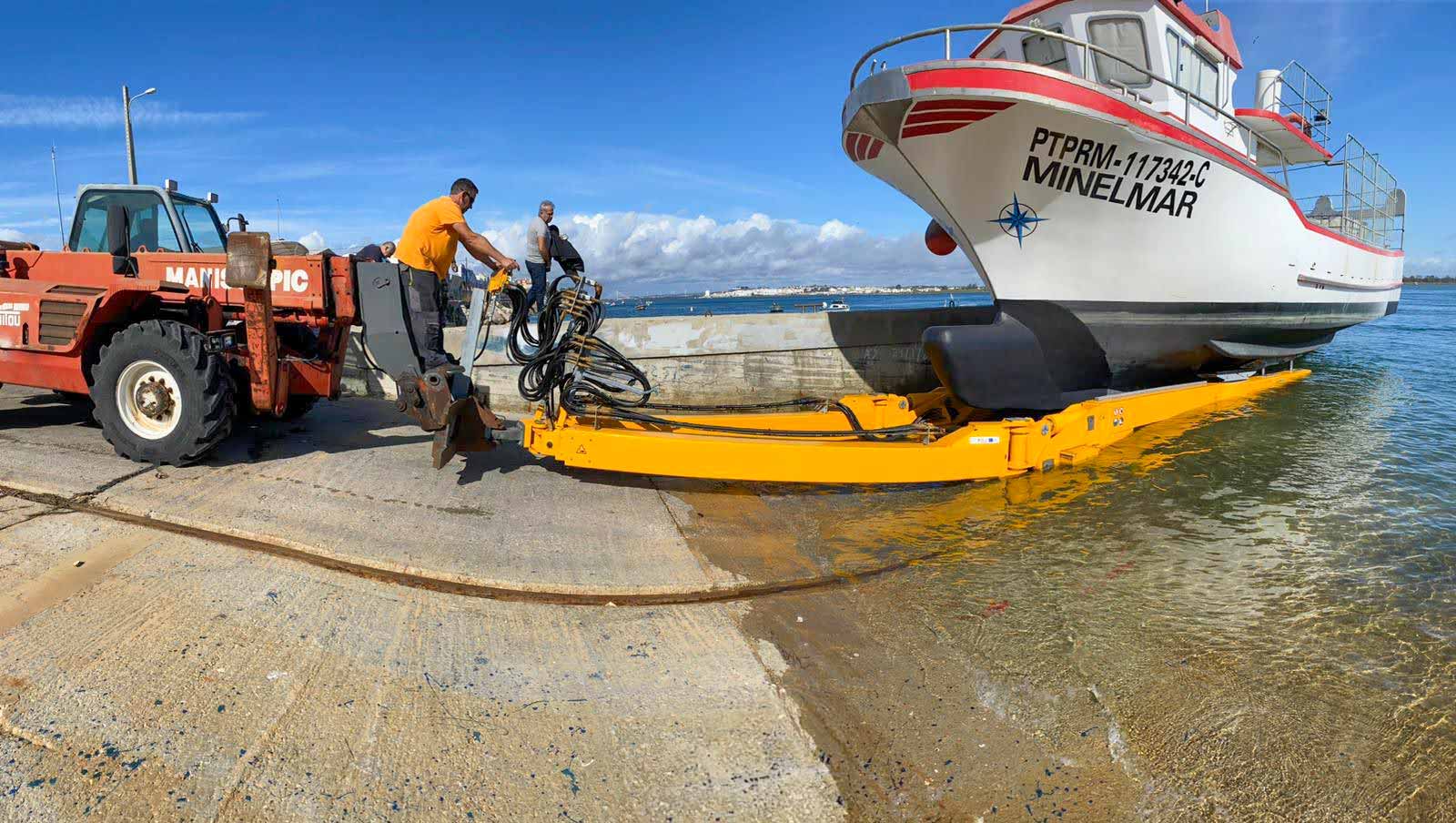 Estaleiro na Ponta da Areia, junto à foz do Guadiana, em Vila Real de Santo António (VRSA), tem agora capacidade para reparar barcos até 47 toneladas, além de alojamento, loja náutica, estruturas de apoio e restaurante à beira-rio aberto ao público.