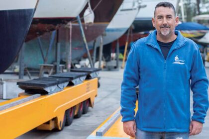 Estaleiro na Ponta da Areia, junto à foz do Guadiana, em Vila Real de Santo António (VRSA), tem agora capacidade para reparar barcos até 47 toneladas, além de alojamento, loja náutica, estruturas de apoio e restaurante à beira-rio aberto ao público.