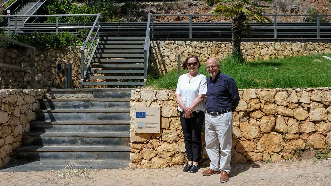 A embaixadora da Noruega em Portugal, Tove Bruvik Westberg, acompanhada pelo cônsul, Francisco Weinholtz, visitou esta terça-feira a aldeia de Alte.