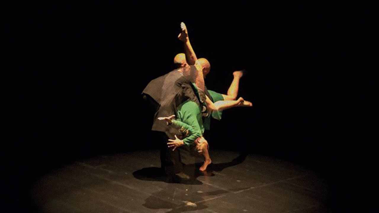 O casal Firmino (Bruno Cochat) e Mila (Filipa Francisco) apresentam «Nu Meio - Bailão» no Teatro de Palha de Aljezur.