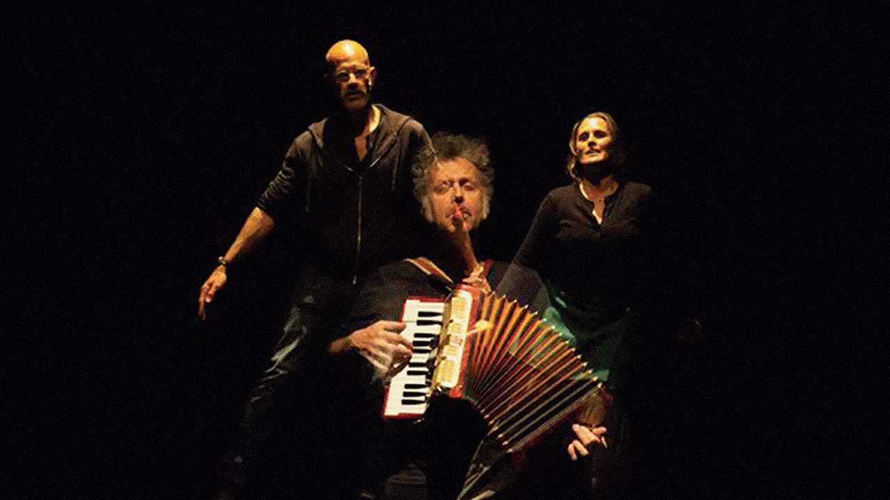 O casal Firmino (Bruno Cochat) e Mila (Filipa Francisco) apresentam «Nu Meio - Bailão» no Teatro de Palha de Aljezur.