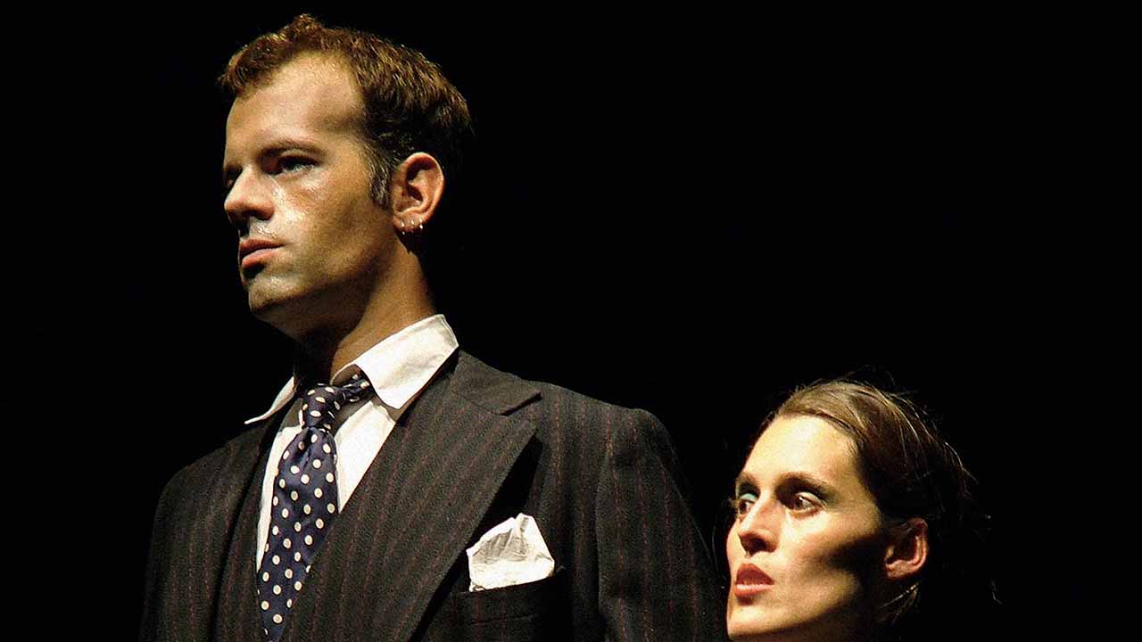 O casal Firmino (Bruno Cochat) e Mila (Filipa Francisco) apresentam «Nu Meio - Bailão» no Teatro de Palha de Aljezur.