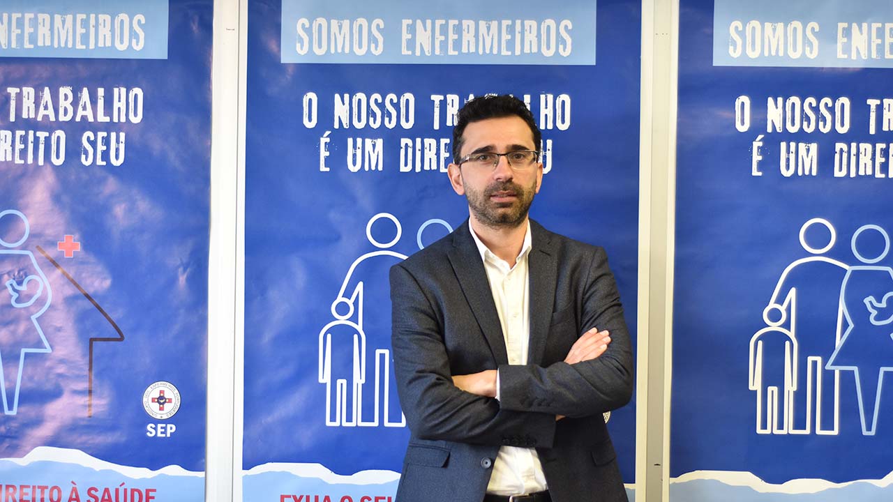 Sindicato dos Enfermeiros Portugueses convocou greve para sexta-feira, dia 24 de janeiro no Centro Hospitalar Universitário do Algarve (CHUA) e centros de saúde afetos à Administração Regional de Saúde (ARS) do Algarve. Em causa, o incumprimento do «acordo histórico» assumido pelas instituições a 20 de setembro de 2019 para o descongelamento da progressão dos enfermeiros.