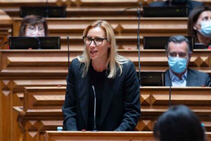 Para a deputada do Partido Social Democrata (PSD) Ofélia Ramos, «aumentar o salário mínimo em plena crise significa mais falências e mais desemprego».