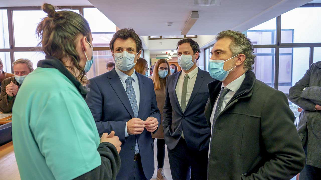 Manuel Pizarro e o autarca de Olhão, António Miguel Pina, assinaram o auto da transferência de competências na área da saúde.
