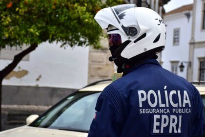 O ministro da Administração Interna, Eduardo Cabrita, determinou às Forças de Segurança um conjunto de orientações aplicáveis a todas as situações de incumprimento das regras de confinamento, de distanciamento social e uso da máscara no espaço público.