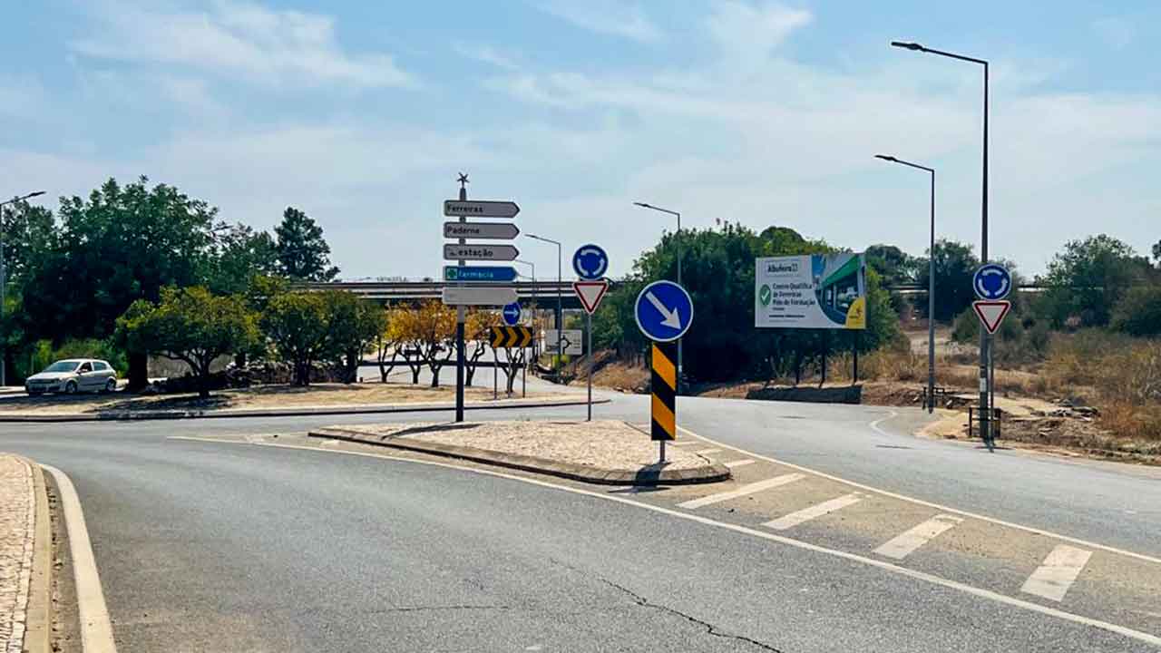 A obra de requalificação da estrada Paraíso-Ferreiras já foi adjudicada pelo valor de 833 mil euros, com um prazo de execução de 100 dias.
