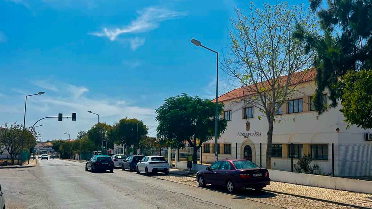 A obra de requalificação da estrada Paraíso-Ferreiras já foi adjudicada pelo valor de 833 mil euros, com um prazo de execução de 100 dias.