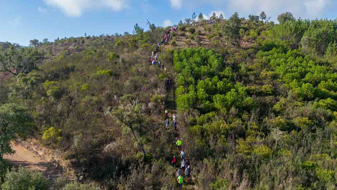 A Amigos da Cortelha está a dinamizar um Passeio Pedestre para dar a conhecer o património natural e cultural do interior algarvio.