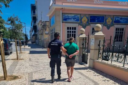 Polícia Marítima detém mulher em fragrante delito, enquanto ateava fogo na mata de Monte Gordo, em Vila Real de Santo António (VRSA).