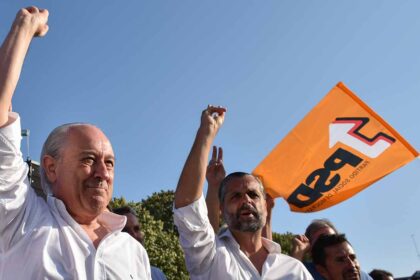 De sorrisos e abraços estão os algarvios cansados. Quando um dirigente máximo de um partido visita uma região em convulsão, tem que se lhe exigir que passe da solidariedade aos factos. O doutor Rui Rio, acho que passou despercebido no Algarve. E não foi pela corte de boas-vindas, que estavam bem aprumados e mascarados.