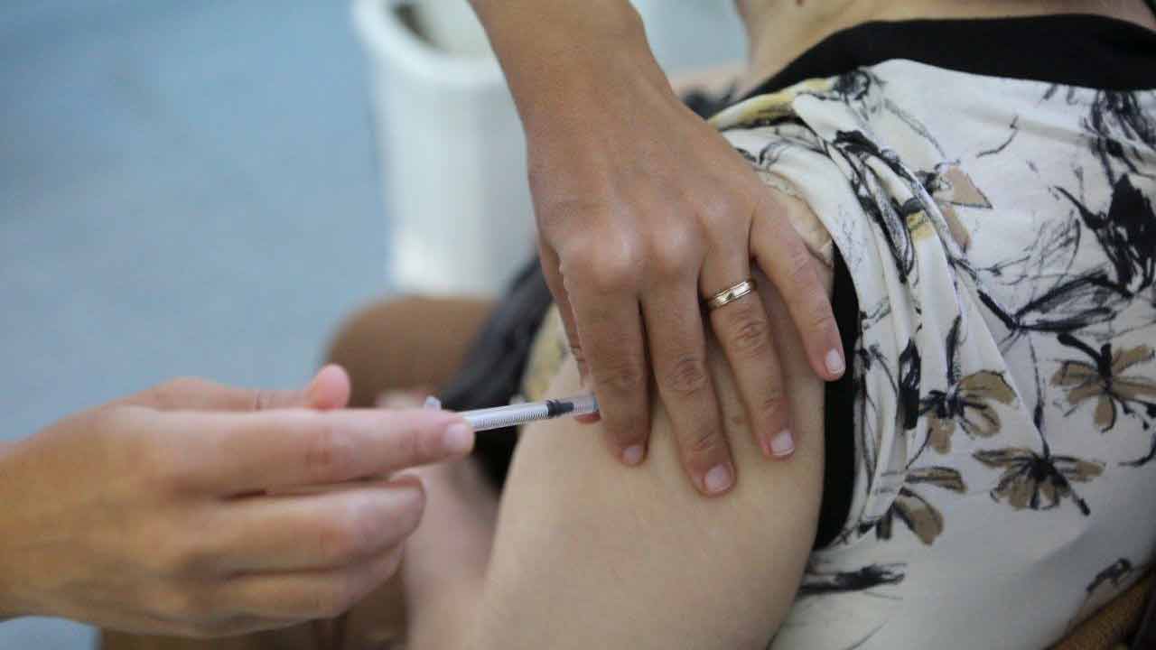 Vacina contra a gripe pode ser inoculada gratuitamente em oito farmácias de Portimão até 31 de março, bastando agendar.