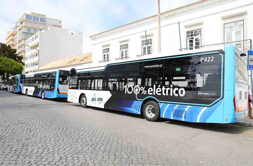 Com estes três autocarros elétricos, a Rede de Transportes Urbanos «Próximo», de Faro, vai reduzir a emissão de três toneladas de CO2.