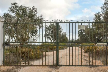 Em causa está o Pedido de Informação Prévia (PIP) referente à reconstrução de construções existentes e reconversão em empreendimento turístico na Quinta da Rocha (Ria de Alvor).