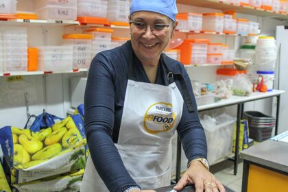 Refood nasceu em Lisboa em 2011, no auge da crise, e não demorou a chegar ao Algarve, onde hoje tem quatro núcleos. A ideia é simples. Voluntários recolhem os excedentes alimentares, em diversas fontes, e distribuem-nos por quem mais precisa. No Natal todos vão mais longe. A prioridade são as crianças e uma ceia digna para todos.