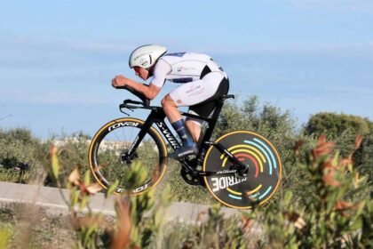 O belga Remco Evenepoel (Quick-Step Alpha Vinyl Team) conquistou hoje a Camisola Amarela, na Volta ao Algarve, entre VRSA e Tavira.