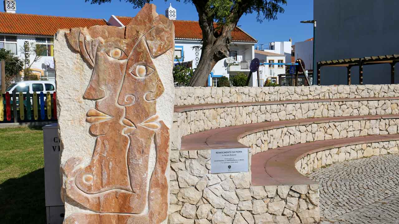 A obra «Renascimento da Pedra» do artista brasileiro Renato Rodyner integra, desde janeiro, a Praça de Tanegashima, em Vila do Bispo.